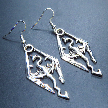 アンティークシルバー 翼を広げたドラゴンモチーフのピアス ゴシック パンク ロック 龍 竜