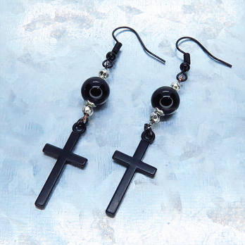 黒いロザリオ（十字架・クロス）とオニキスを組合せたブラックピアス アクセサリー メンズ レディース