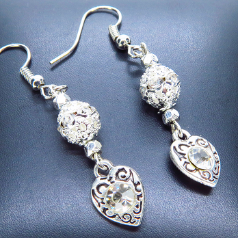 シルバーカラー アラベスク調チャームのラインストーンとメタルビーズを組み合わせたスリムなピアス