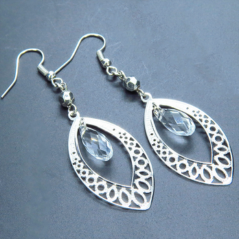 シルバーカラーのティアドロップ（しずく型）のピアス ガラス メタルビーズ