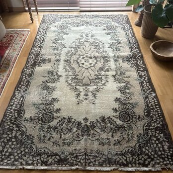 127×220花や実　王道メダリオン　控えめカラー　トルコヴィンテージラグ