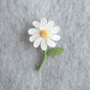 かぎ針で編んだブローチ　可愛いコサージュ　デイジーみたいな一輪のお花　まる花