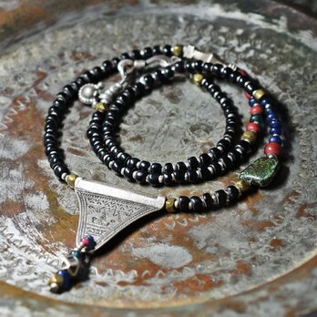 oldトゥアレグシルバーTOPと漆黒アンティoldチベタンターコイズ、漆黒ビーズと金赤ホワイトハーツ、ブルービーズのネックレス