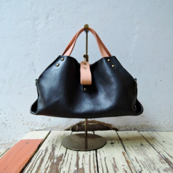 持ちやすいサイズでたっぷり入る！2wayレザーハンドバッグ ネイビー【OR306】