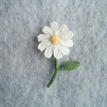 かぎ針で編んだブローチ　可愛いコサージュ　デイジーみたいな一輪のお花　平花