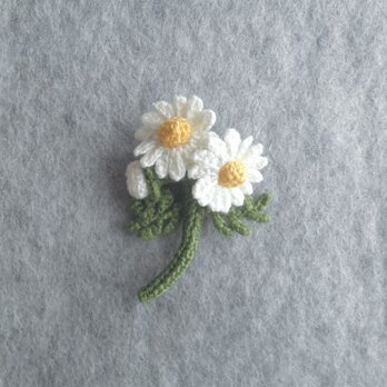 かぎ針で編んだブローチ　可愛いコサージュ　カモミールみたいなお花　2