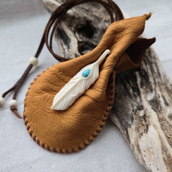 鹿革の巾着ペンダント ローンマウンテンターコイズの鹿角フェザー