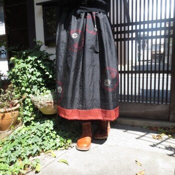 アンティーク紬でリメイクスカート☆裾の赤が和♪76cm丈の画像