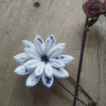 つまみ細工のお花のストールピン パープル(黒ビーズ)