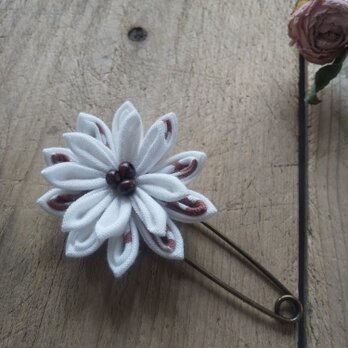 つまみ細工のお花のストールピン ブラウン(ウッドビーズ)