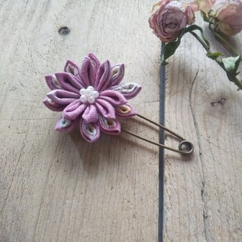 つまみ細工のお花のストールピン
