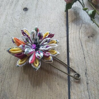 つまみ細工のお花のストールピン