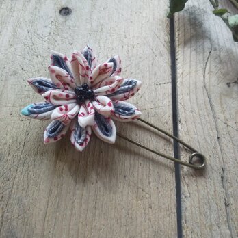 つまみ細工のお花のストールピン