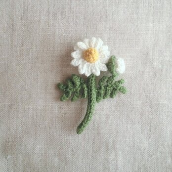 かぎ針で編んだブローチ　可愛いコサージュ　カモミールみたいなお花　1