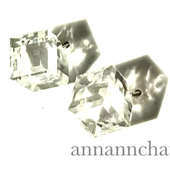 オーストリア製　ビンテージ　スワロフスキ―　クリスタル 大粒　８mm　 斜めキューブピアス】プリズム