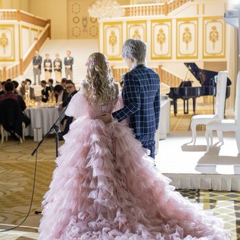 実例写真！カラードレス ピンク フリル袖 ティアードのドレス キラキラチュール プリンセスライン 前撮り 花嫁