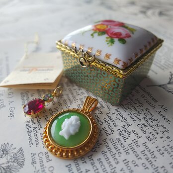 ヴィンテージ　Ａ.スペイン陶磁器ケース／ペンダント2つ／古書（植物画）Package