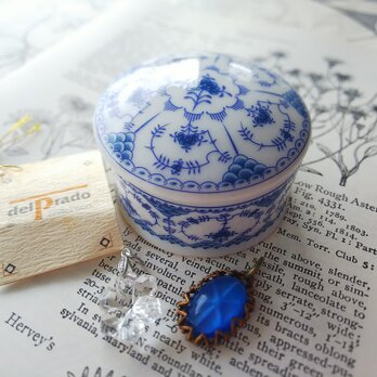 ヴィンテージ　D.スペイン陶磁器ケース／ペンダント2つ／古書（植物画）Package