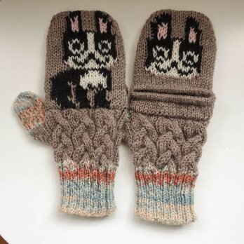 アランと編込みのスリットの入ったミトン（圧が強めのボステリさん）