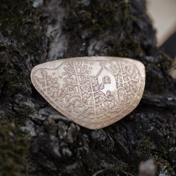 ブローチ「森の教会」