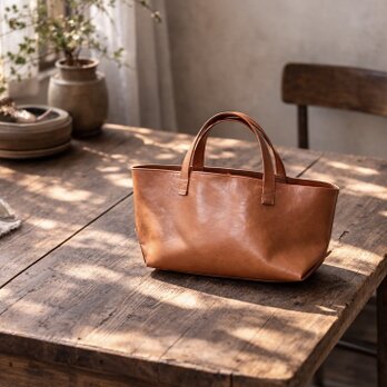 本革 スモールフィールドバッグ／ウォームブラウン｜アンバーを思わせる、赤みを含んだレザートート