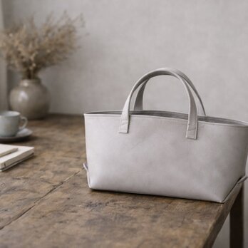 本革 スモールフィールドバッグ／ライトグレージュ — 白とグレーのあいだにある、静かでやわらかなニュアンスのレザートート