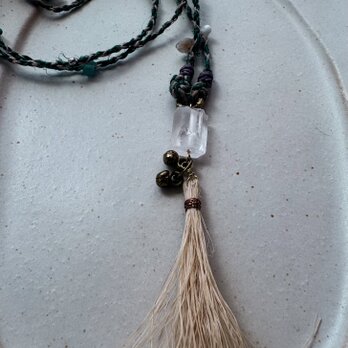 祈りのペンダント・水晶と苧麻タッセル