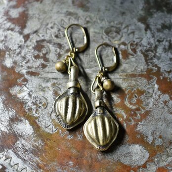 木の実の様なoldアフガンパーツと民族鈴のピアス