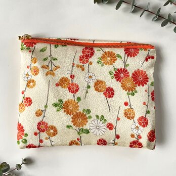 菊模様が華やかなフラットポーチ