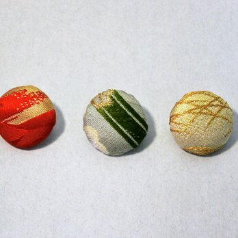 帯地で作ったくるみボタンブローチ