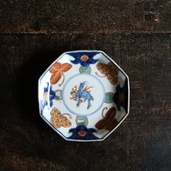 見込み麒麟◆蝶のような花。伊万里　花文錦手金彩八角中皿　骨董/antiques 明治期【i1】