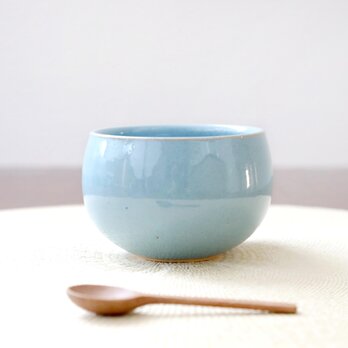 ニュアンスブルーの丸いお湯のみ