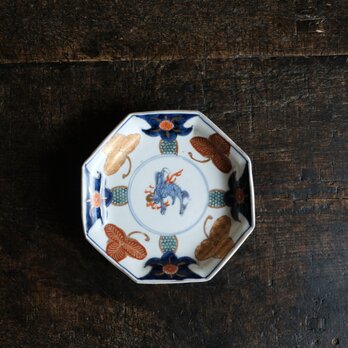 見込み麒麟◆蝶のような花。伊万里　花文錦手金彩八角中皿　骨董/antiques 明治期【i4】