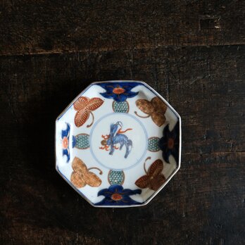 見込み麒麟◆蝶のような花。伊万里　花文錦手金彩八角中皿　骨董/antiques 明治期【i5】