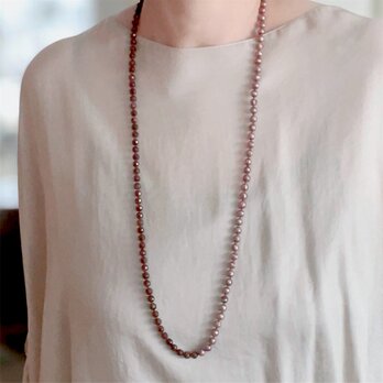 選べる　ミルクココアなライトブラウン 淡水カットパールとザクロレッドのガーネットのロングネックレス