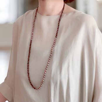 選べる　カフェオレカラー ライトブラウン 淡水カットパールとザクロレッドのガーネットのロングネックレス