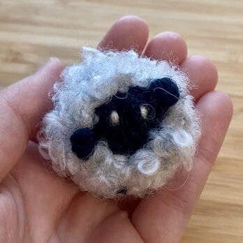 羊の小さな編みぐるみ