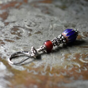 コロンと丸いアンティークシェブロンビーズと金赤ホワイトハーツ、シルバービーズの片耳ピアス