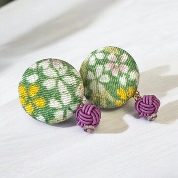 《イヤリング》一越ちりめん・小花の可愛いくるみボタンに水引き玉結びのイヤリング♪