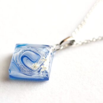 レジンアート　スクエアペンダント〈瑠璃の花〉