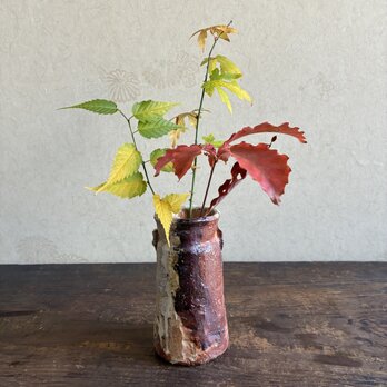 伊賀織部 筒形花入｜穴窯焼成・焼締｜白化粧と鉄の景色｜耳付き花瓶