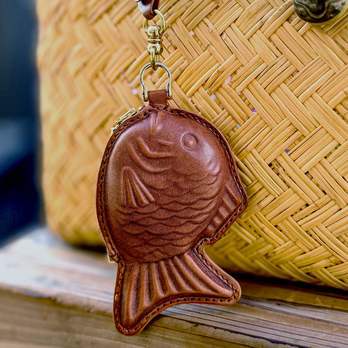 本革たい焼き小物入れ【黒鳶／くろとび】【逸品】【ロロマ】◎ストラップ付き