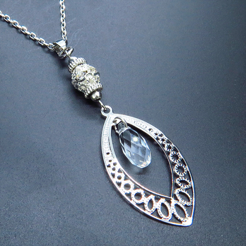 シルバーカラーのティアドロップ（しずく型）のネックレス ガラス メタルビーズ ステンレス可