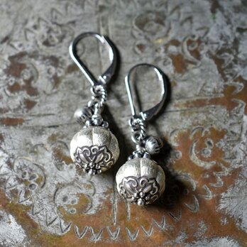 筋入りプックリ上下刻印カレンシルバーと小さな鈴のピアス