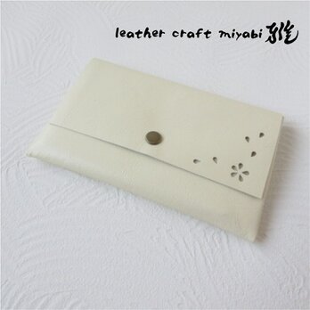 《ゴートスキン》一枚革の通帳ケース・「HANABIRA」・クリーム・シワ加工・0240