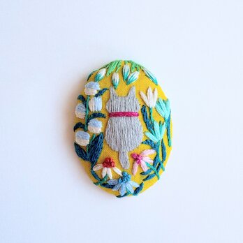 こねこと草花の刺繍ブローチ(botanical）#434