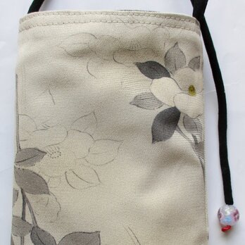 ８５８５　花柄の着物で作ったスマホポーチ