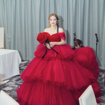 実例写真！カラードレス ビビッドピンク 花嫁 オフショルダー ビジュー ボリュームドレス 大人っぽい