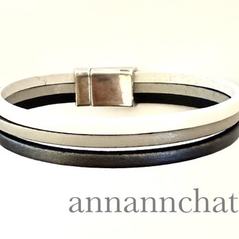 【ヨーロッパ製　本革 メタリックチャコールグレー・ライトグレー・白　三重　ブレスレット】マグネット留め　