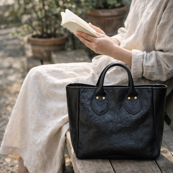 本革 スモールキャリーオールバッグ／ブラック｜既製品とは少し違う、深みを育てる黒のレザーバッグ